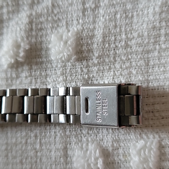 Ladies Watch,Script Stainless Steel,very Nice! EUC,only needs battery - Picture 7 of 7